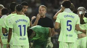 Pelatih Barcelona, Hansi Flick, berbicara kepada para pemainnya dalam laga La Liga antara Levante dan Barcelona di Valencia, Spanyol, Sabtu, 23 Agustus 2025. (AP Photo/Alberto Saiz)
