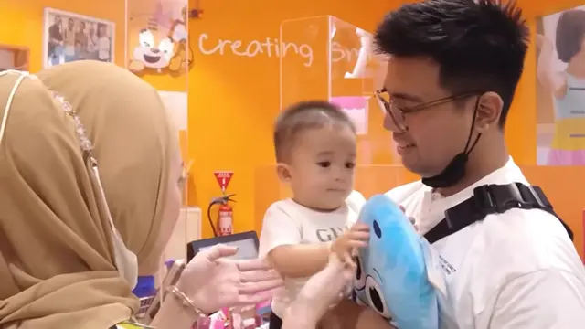 Frans Faisal dan Nathalie Holscher Momong Adzam