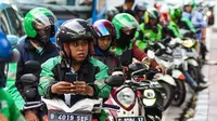 Ojek online menunggu penumpang di Jakarta, Kamis (20/2/2020). Kementerian Perhubungan sedang menggodok kenaikan tarif ojek online. (Liputan6.com/Angga Yuniar)