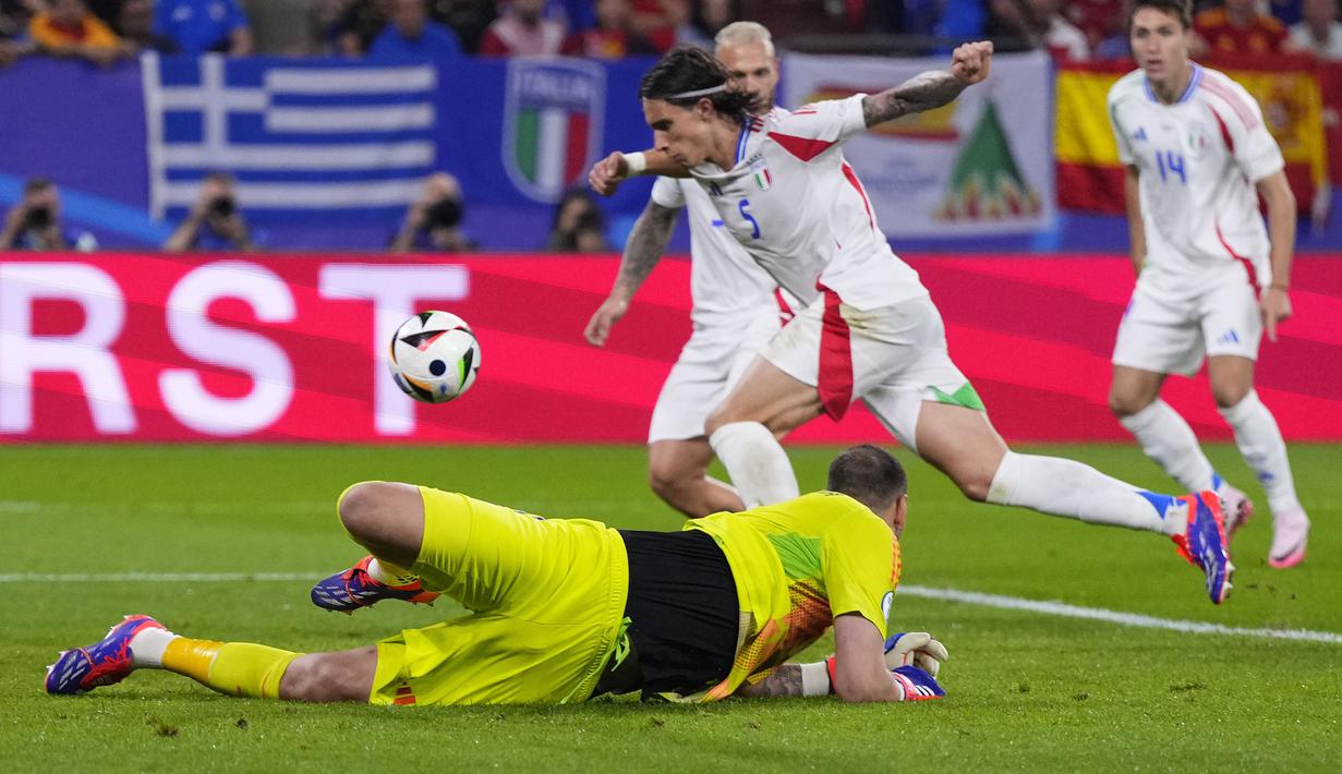 Bek Timnas Italia, Riccardo Calafiori (tengah) mencetak gol bunuh diri saat menghadapi Timnas Spanyol pada laga matchday kedua Grup B Euro 2024 di Arena Aufschalke, Gelsenkirchen, Jerman, Kamis (20/6/2024). (AP Photo/Manu Fernandez)