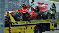 Mobil Kimi Raikkonen ringsek usai dihajar Fernando Alonso (ANDREJ ISAKOVIC / AFP)