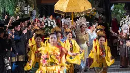 Prosesi adat dimulai dengan arak-arakan penuh warna, diiringi tarian tradisional Betawi. Suasana semakin semarak dengan kehadiran keluarga besar, termasuk Akbar Tandjung yang terlihat bangga menyaksikan momen bahagia putrinya. (Liputan6.com/IG/@sekar.tandjung)