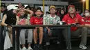 Ibnu Jamil (tengah), Rian d'Masiv (kedua kanan), dan Mario Delano saat Roaring Night Liga Inggris antara Manchester City melawan Manchester United di Picth 98, Kemang, Jakarta, Minggu (03/03/2024) malam WIB. (Bola.com/Abdul Aziz)
