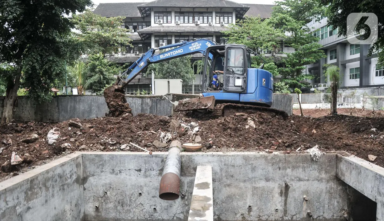 Petugas Suku Dinas Sumber Daya Air (SDA) Jakarta Pusat menggunakan kendaraan alat berat saat menyelesaikan pembuatan embung atau kolam retensi di sisi Jalan Letjen Suprapto, Cempaka Putih, Rabu (1/2/2023). Embung tersebut diharapkan dapat mencegah potensi banjir, khususnya di kawasan rawan genangan, seperti Jalan Jenderal Ahmad Yani dan Jalan Letjen Suprapto. (merdeka.com/Iqbal S Nugroho)