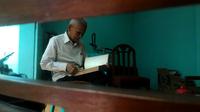  Setiap hari, Ishak yang merupakan mantan anggota Cakrabirawa itu membaca buku dan koran di gym kecilnya di samping rumah. (Liputan6.com/Muhamad Ridlo)