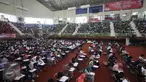 Peserta mengikuti Try Out Nasional SBMPTN 2016 di GOR Ciracas, Jakarta, Sabtu (21/5). Try Out Nasional yang digagas PDIP diikuti kurang lebih 200 ribu peserta SLTA/sederajat di 34 Provinsi se-Indonesia. (Liputan6.com/Immanuel Antonius)