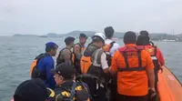 Tim SAR dari Basarnas Lampung, BPTD, KSOP dan Polairut Polda Lampung saat melakukan patroli di perairan Selat Sunda, Bakauheni. (Antara)