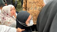 Istri eks Konsultan Teknologi Kemendikbudristek Ibrahim Syarief alias Ibam, Dwi Afrianti Fajrie atau Ririe menangis saat suaminya divonis empat tahun penjara