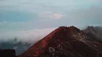 Para pendaki Gunung Sibayak menikmati sunrise usai makan sahur. (Liputan6.com/Reza Perdana)