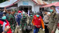 TNI Kodim 1304 yang dibantu Basarnas Gorontalo saat melakukan evakuasi korban (Arfandi Ibrahim/Liputan6.com)