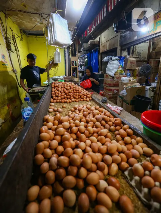 Kenaikan harga menjelang Ramadan selalu terjadi pada beberapa komoditas, diantaranya daging ayam ras, minyak goreng, beras, ayam hidup, daging sapi, telur ayam ras, hingga gula pasir. (Liputan6.com/Angga Yuniar)