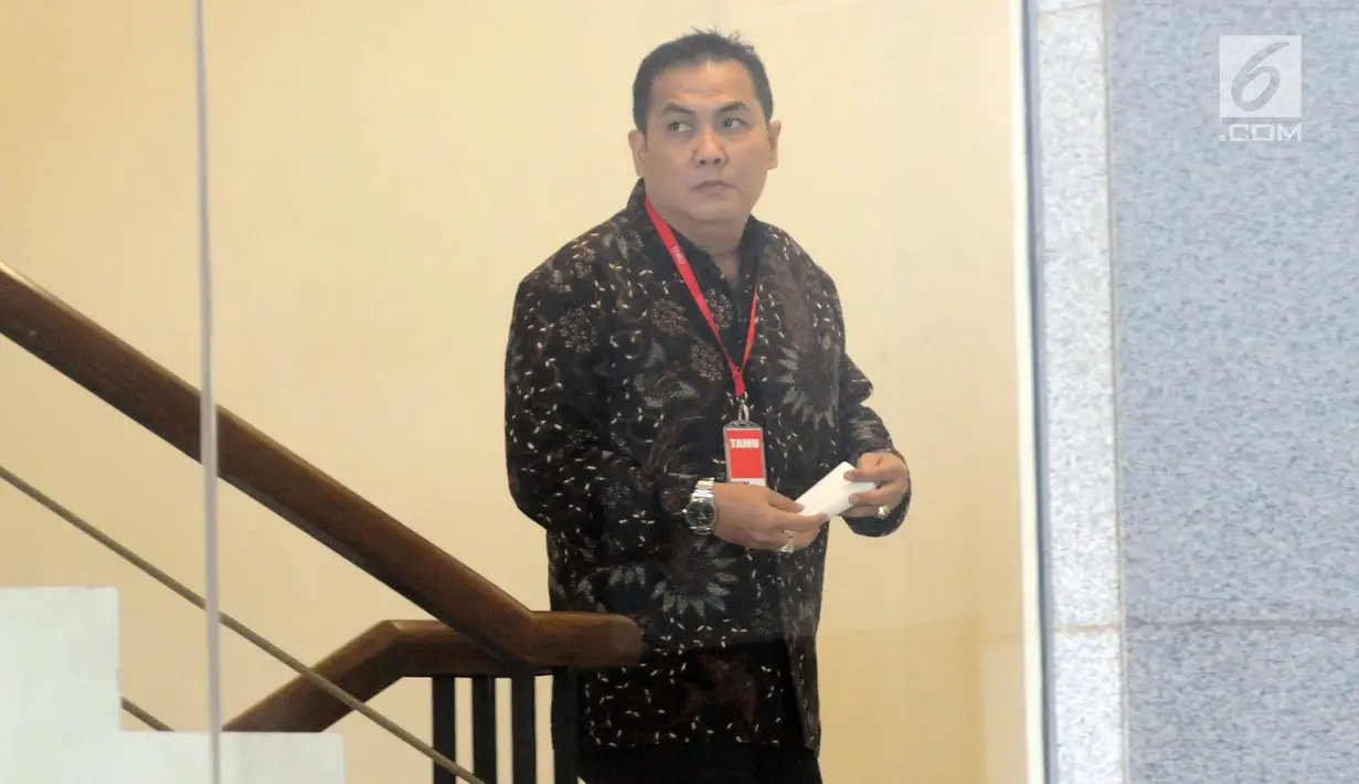 Anggota DPR Fraksi PKB, Helmy Faishal Zaini menuju ruang pemeriksaan di gedung KPK, Jakarta, Senin (30/9/2019). Anggota Fraksi PKB itu diperiksa sebagai saksi kasus dugaan penerimaan hadiah terkait proyek di Kementerian PUPR Tahun Anggaran 2016. (merdeka.com/Dwi Narwoko)