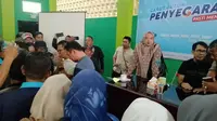 Para relawan nampak menyemut mengelilingi Dudung Sudiana (berkacamata), setelah pengumuman pengunduran diri dalam pencalonan Pilkada Garut 2024. (Liputan6.com/Jayadi Supriadin)