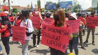 Ratusan massa burus KASBI Garut, Jawa Barat tengah melakukan long march menuju kantor Bupati Garut di jalan Pembangunan. (Liputan6.com/Jayadi Supriadin)