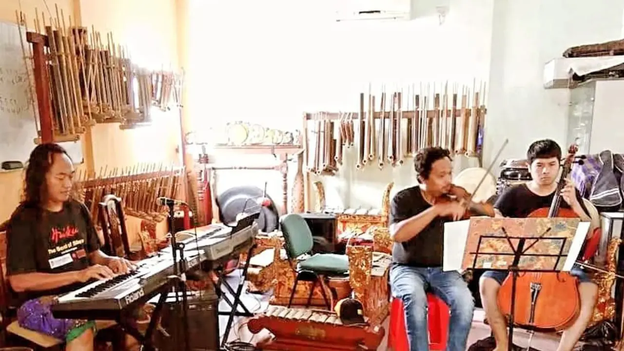 Yusup Oeblet (kiri) dari Padepokan Yusuf Oeblet Bumi Seni Tarikolot (Istimewa)