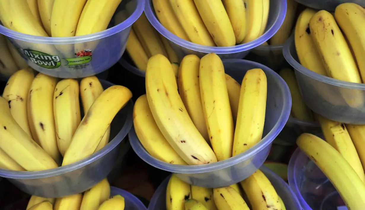 Anda bisa menggunakan pisang segar yang dihaluskan dengan dicampur dengan madu untuk mendapatkan kulit bersinar. (AFP PHOTO/Carl COURT)