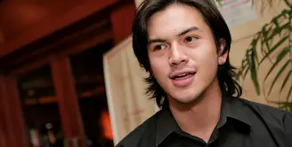 Setiap hari lebaran, banyak yang memanfaatkan untuk berkumpul bersama dengan keluarganya. Begitu juga dengan Rizky Nazar yang disibukkan dengan promo film terbarunya. Ia menyempatkan pulang ke kampungnya. (Adrian Putra/Bintang.com)