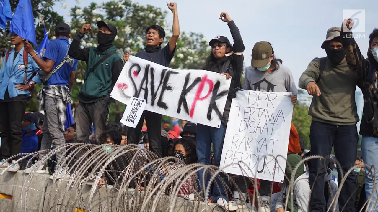 Massa Demonstrasi di Depan DPR