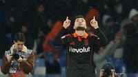 Pemain Como, Martin Baturina, merayakan golnya ke gawang Napoli dalam laga perempat final Piala Italia, Selasa, 10 Februari 2026, di Napoli, Italia. (Alessandro Garofalo/LaPresse via AP)