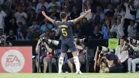 Gelandang Real Madrid, Jude Bellingham melakukan selebrasi setelah mencetak gol ke gawang Celta Vigo pada pertandingan lanjutan La Liga Spanyol di stadion Balaidos di Vigo, Spanyol, Sabtu6, 2 Agustus 2023. (AP Photo/Lalo R. Villar)