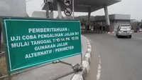 Tepat di depan Pintu M1 Bandara Internasional Soekarno-Hatta, terpampang tulisan akan dimulainya pengalihan lalu lintas. (Liputan6.com/Naomi Trisna)