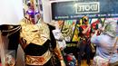 Pengunjung sedang memilih dan mencoba kostum cosplay di stand JTOKU pada gelaran  Popcon Asia 2016 di JCC, Jakarta (14/08). (Liputan6.com/Fery Pradolo)