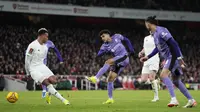 Pemain Liverpool, Luis Diaz (tengah), mencetak gol ke gawang Arsenal dalam pertandingan putaran ketiga FA Cup 2023/2024 yang berlangsung di Emirates Stadium, Minggu (7/1/2024) malam WIB. (AP Photo/Kirsty Wigglesworth)