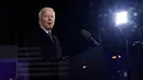 Presiden Amerika Serikat Joe Biden menyampaikan pidato yang menandai peringatan satu tahun invasi Rusia ke Ukraina di Royal Castle Gardens, Warsawa, Polandia, 21 Februari 2023. Gedung Putih telah membantah bahwa pidato Biden merupakan tandingan atas pidato Putin, di mana presiden Rusia itu mengatakan bahwa Ukraina dan sekutu Barat-nya yang memulai perang. (AP Photo/ Evan Vucci)