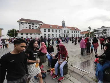 Wisatawan menikmati suasana Kawasan Kota Tua, Jakarta, Selasa (26/12). Musim libur akhir tahun sepanjang Natal dan Tahun Baru dimanfaatkan warga Jakarta untuk menyerbu berbagai tempat wisata, salah satunya kawasan Kota Tua. (Liputan6.com/Faizal Fanani)