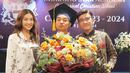 <p>Ruben Onsu sempat menghadiri acara wisuda SMA Betrand Peto. Dia datang bersama Sarwendah. (Foto: Instagram/ ruben_onsu)</p>