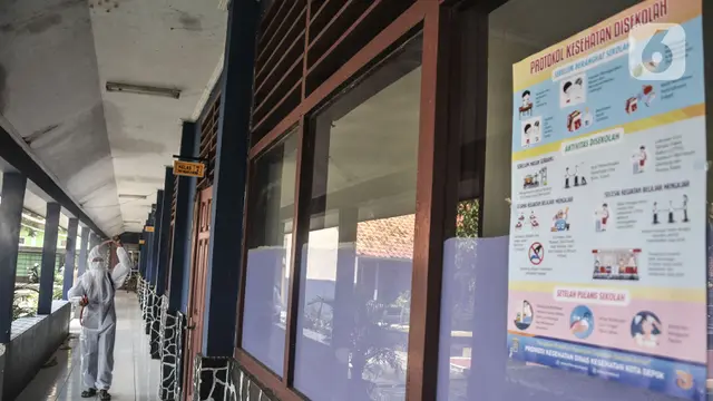 Penyemprotan Disinfektan Rutin di Sekolah saat PTM 100 Persen