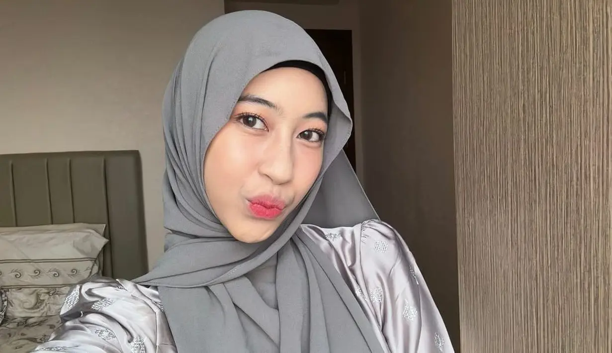 Adiba Khanza tampil cantik dengan busana shimmer berwarna abu-abu. Dipadukan dengan hijab chifon polos dengan warna yang lebih gelap [@adibakhanza]