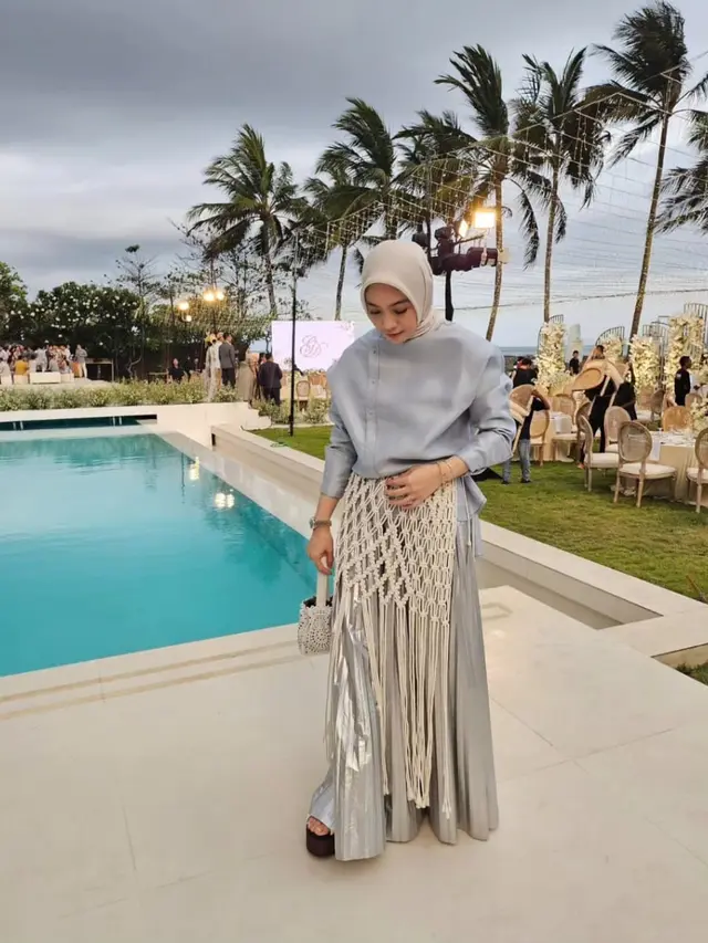 5 Model Dress Kondangan Hijab ala Selebriti Tanah Air, Anggun dan Mewah