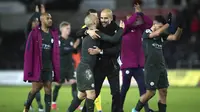 Pelatih Manchester City, Pep Guardiola, merayakan kemenangan atas Swansea City pada laga Premier League di Stadion Liberty, Rabu (13/12/2017). Manchester City menang 4-0 atas Swansea City. (AP/Nick Potts)