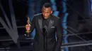 Aktor Mahershala Ali memberikan pidato kemenangannya di atas podium Academy Awards ke-89, Los Angeles, Minggu (26/2). Mahershala Ali meraih piala Oscar 2017 untuk nominasi Aktor Pendukung Terbaik di film Moonlight. (Photo by Chris Pizzello/Invision/AP)