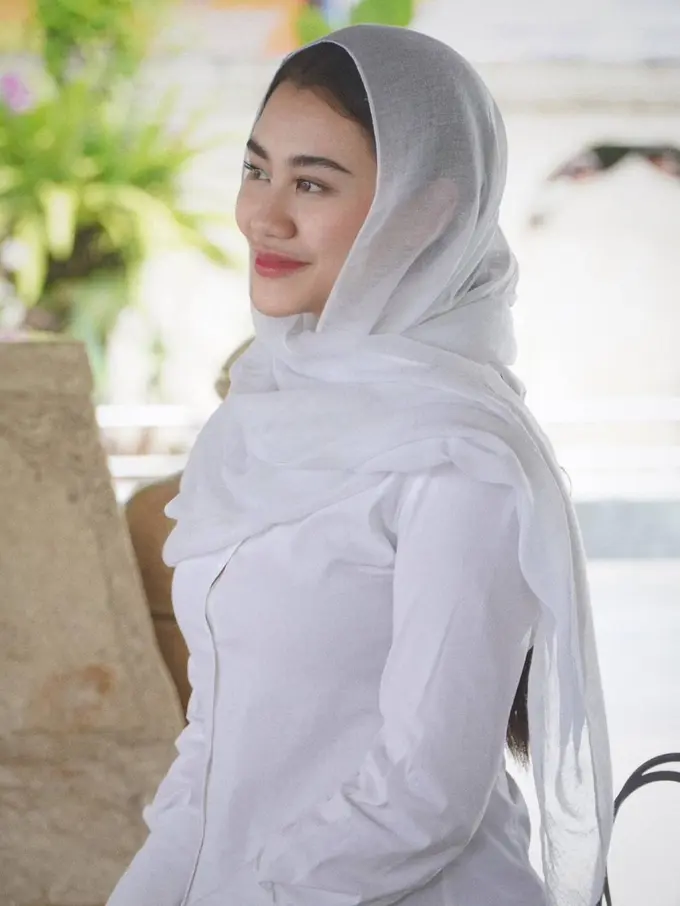 Potret Aaliyah Massaid Nyekar ke Makam Bung Karno, Tampil Anggun dengan Kerudung