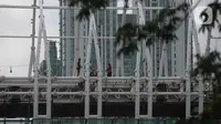 Pekerja menyelesaikan proyek kontruksi halte Light Rail Transit (LRT) di Jakarta, Selasa (8/12/2020).  PT Adhi Karya (Persero) Tbk melaporkan penyelesaian proyek LRT Jabodebek secara keseluruhan sudah mencapai 79,52 persen. (merdeka.com/Imam Buhori)
