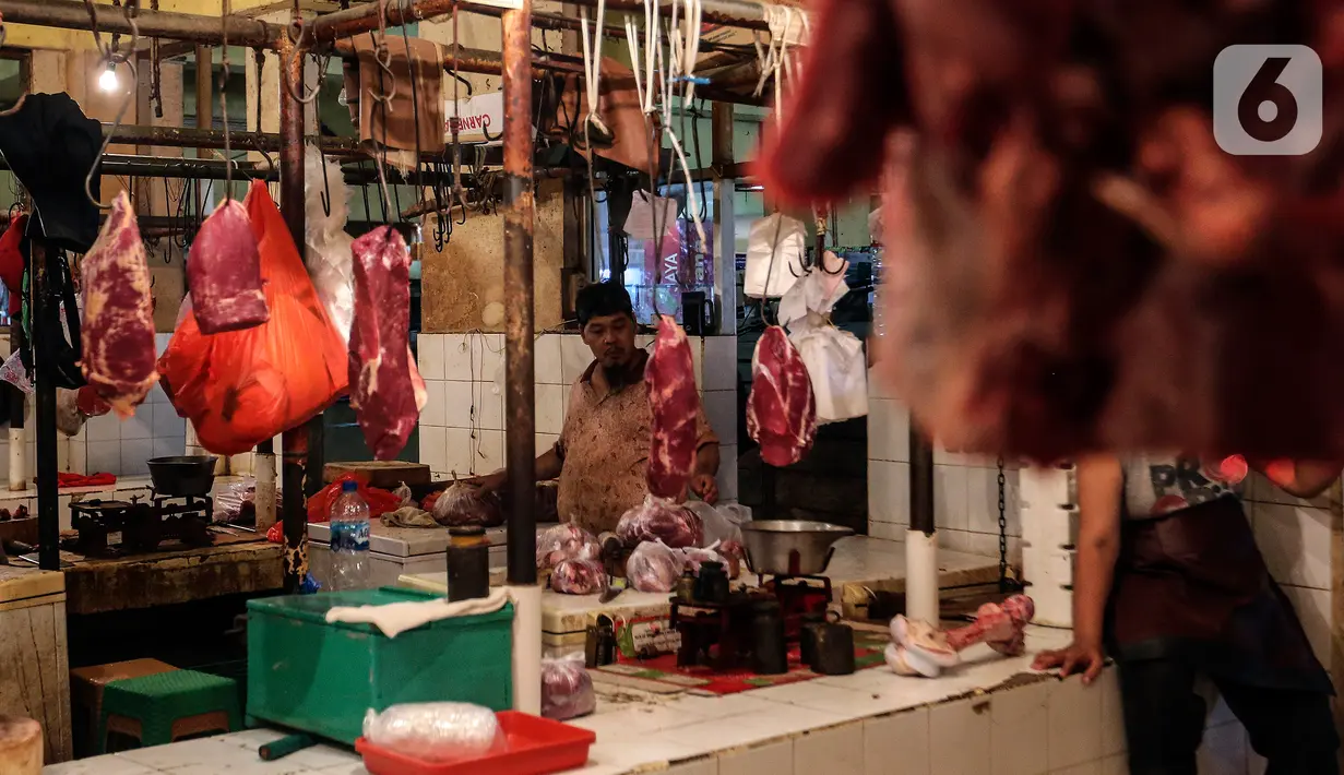 Aktivitas jual beli daging di Pasar Kebayoran Lama, Jakarta, Kamis (24/2/2022). Pedagang daging mengeluhkan harga yang terus naik dan merencanakan mogok dagang mulai hari Senin, 28 Februari 2022 mendatang jika harga daging tidak turun. (Liputan6.com/Johan Tallo)