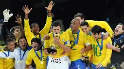 Selebrasi para pemain Brasil bersama trofi setelah mengalahkan AS dalam partai final Piala Konfederasi pada 28 Juni 2009 di Stadion Ellis Park, Johannesburg. Brazil won 3-2. AFP PHOTO/ALEXANDER JOE
