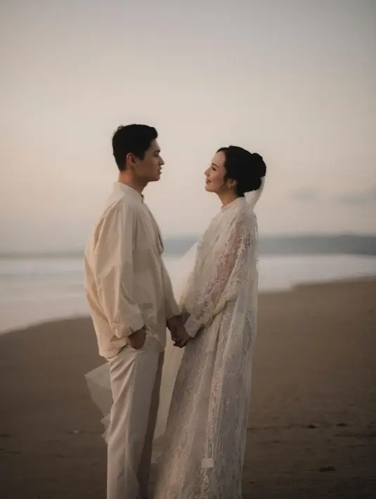 Dibantu fashion stylist @wanda_haraa, Beby Tsabina dan Rizki Natakusumah tampil begitu memikat dalam balutan busana santun dan sederhana rancangan Sapto Djojokartiko.  [Foto: IG/ @seenbysou @corneliuswisana].