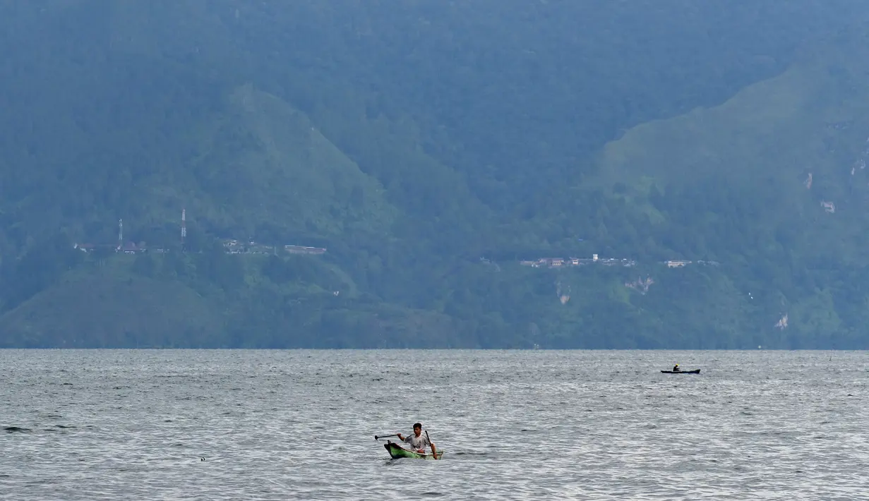 Gambar pada 3 April 2019 menunjukkan para nelayan dari pulau Samosir berlayar di tengah Danau Toba, provinsi Sumatera Utara,  3 April 2019. Di kalangan masyarakat Batak sendiri, Danau Toba ibaratnya inang atau ibu yang akan selalu menanti dengan keindahannya. (GOH CHAI HIN / AFP)