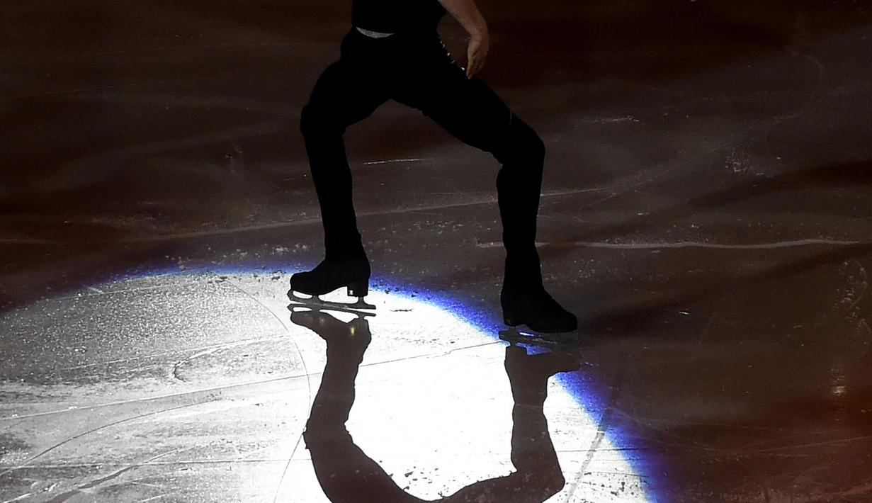 Atlet dari Prancis, Vanessa James dan Morgan Cipres saat tampil pada laga eksebisi kejuaraan European Figure Skating Championship di Ostrava, Republik Ceko, (29/1/2017).  (AFP/ Michal Cizek)