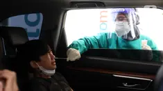 Petugas melakukan tes COVID-19 terhadap warga di Altomed, Kelapa Gading, Jakarta, Minggu (8/8/2021). Di masa PPKM Level 4, banyak warga melakukan tes COVID-19 dengan metode PCR atau antigen. (Liputan6.com/Angga Yuniar)