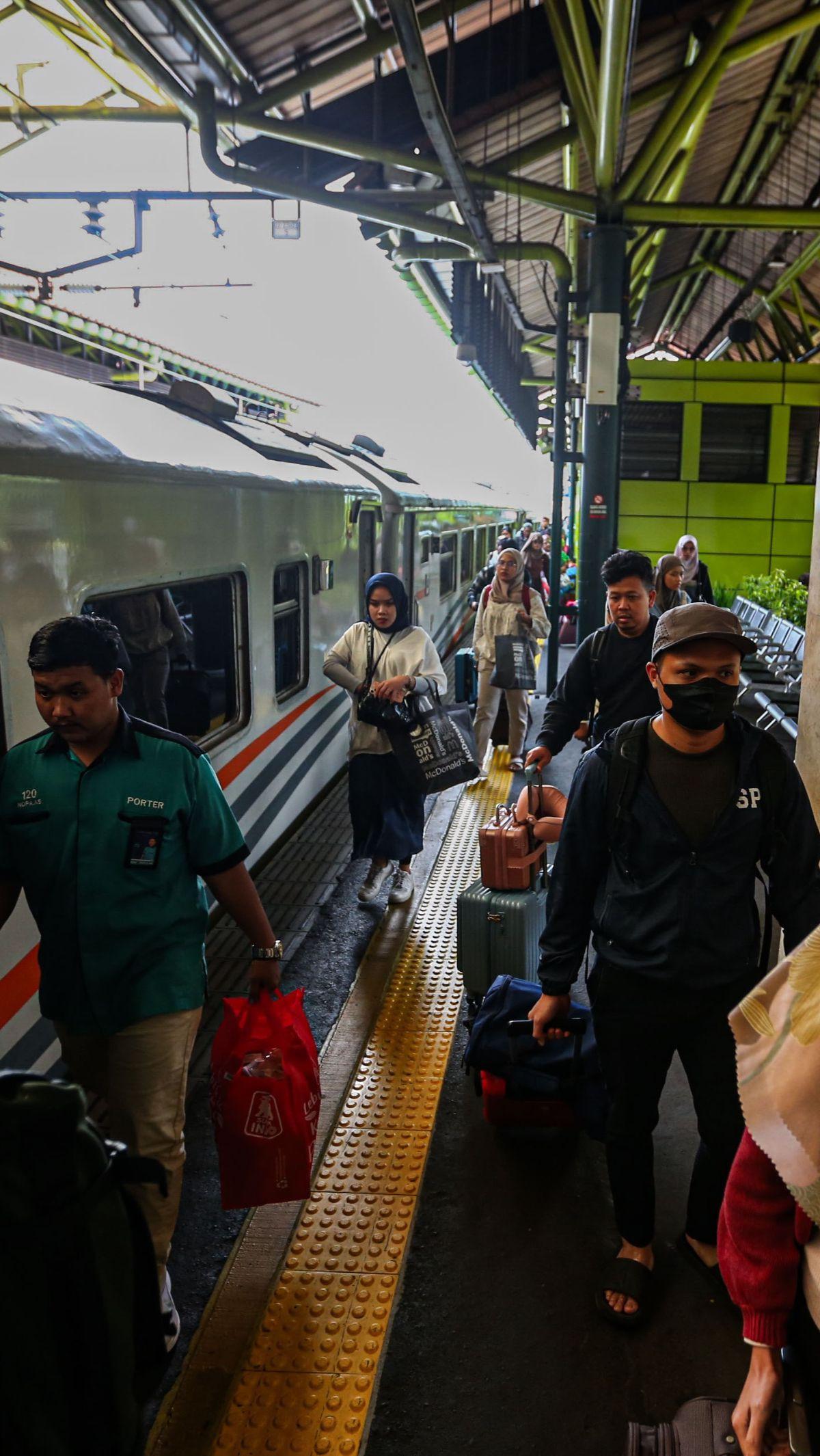 Menurut data PT Kereta Api Indonesia (Persero) Daop 1 Jakarta, pada Selasa (16/4), sebanyak 14.400 penumpang turun di Stasiun Gambir.&nbsp;Liputan6.com/Angga Yuniar