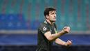 Bek Manchester United, Harry Maguire, saat melawan RB Leipzig pada laga Liga Champions di Red Bull Arena, Rabu (9/12/2020). MU takluk dengan skor 3-2. (ANNEGRET HILSE / POOL / AFP)