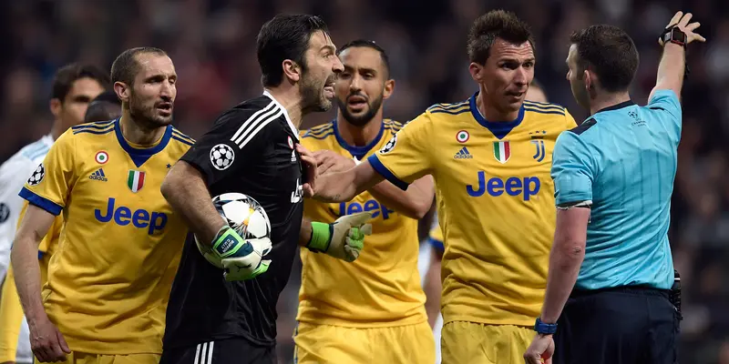 Gianlugi Buffon Semprot Wasit Michael Oliver