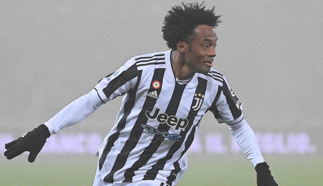 Juventus justru mampu menambah angka pada menit ke-69. Bermula dari serangan balik, Juan Cuadrado sukses mengkonversi umpan dari Alvaro Morata. Keunggulan 2-0 Juventus berakhir hingga akhir laga. (AFP/Vincenzo Pinto)