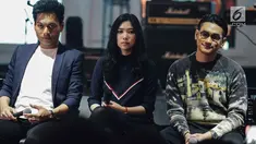 Penyanyi Afgan Syahreza (kanan), Isyana Sarasvati (tengah), dan Rendy Pandugo (kiri) saat rilis single kolaborasi ketiganya di Jakarta, Rabu (21/2). Afgan, Isyana, dan Rendy akan berkolaborasi di lagu berjudul 'Heaven'. (Liputan6.com/Faizal Fanani)