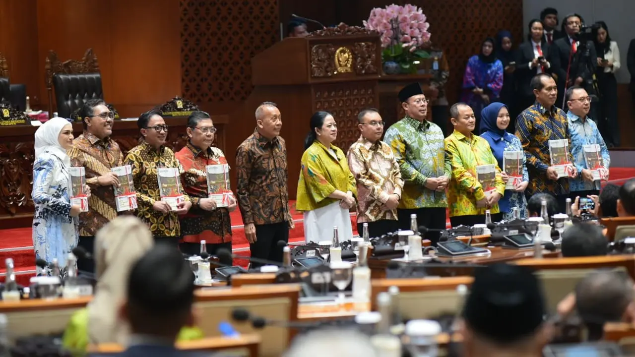 Pimpinan DPR saat penyerahan buku laporan kinerja DPR tahun sidang 2024–2025 di Gedung Nusantara II, Senayan, Jakarta.