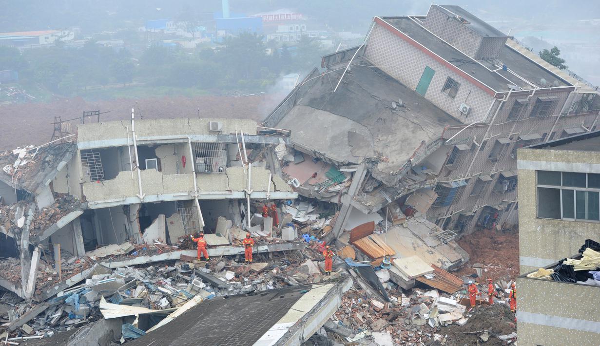 Tim SAR mencari korban yang selamat setelah longsor di sebuah kawasan industri di Shenzhen, China selatan, Minggu (20/12). Sekitar 900 orang diungsikan dan empat orang diselamatkan dengan cedera ringan, kata pemerintah setempat. (CHINA OUT AFP PHOTO)